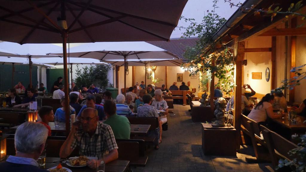 Hotel & Brauerei-Gasthof Neuwirt Нойбург ан дер Донау Екстериор снимка